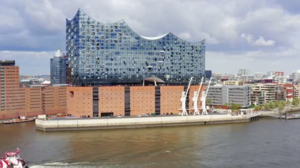 Bulutlu Bir Günde Elbphilharmonie Ile Hamburg Limanının Havadan Görüntüsü — Stok video