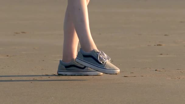 Kvinnan Skriver Meddelande Sanden Barmouth Beach Gwynedd Wales Storbritannien Det — Stockvideo