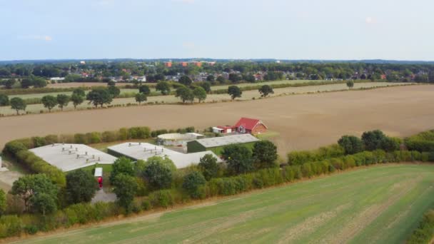 带拖拉机的农田的空中景观 — 图库视频影像