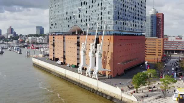 Bulutlu Bir Günde Elbphilharmonie Ile Hamburg Limanının Havadan Görüntüsü — Stok video