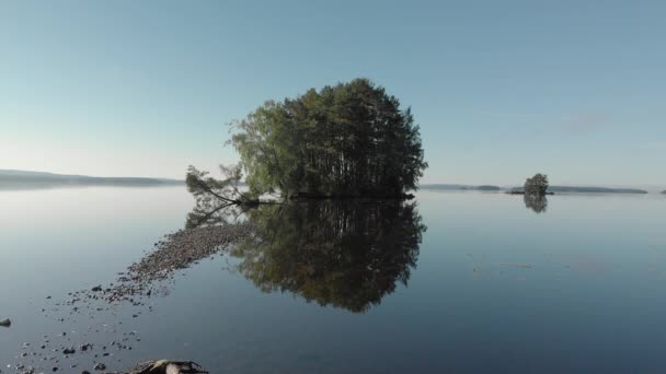 Vorwärts Einer Kleinen Insel Über Ruhigem Wasser Einem Noch Sonnigen — Stockvideo