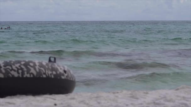 래프트는 백사장에 파도와 바다를 배경으로 단순하고 아름다운 — 비디오