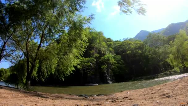 Low Motion Mulher Bonita Balançando Sobre Rio — Vídeo de Stock