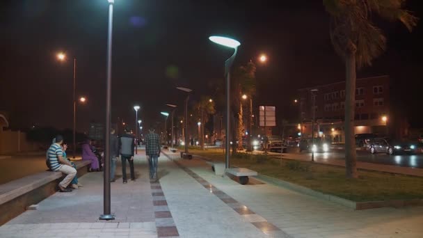 Habitantes Ciudad Laayoune Marruecos Afuera Para Disfrutar Frescura Noche Cerca — Vídeo de stock