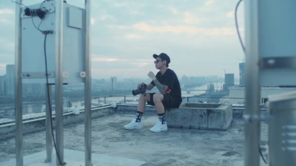 Slow Motion Open Shot Young Asian Photographer Capturing Urban City — Stock Video