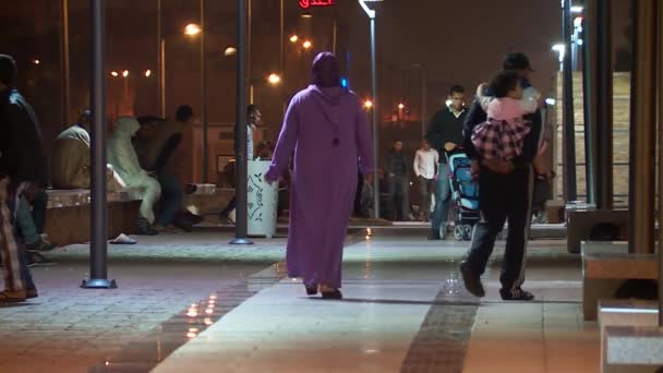 摩洛哥 阿尤恩镇的一些家庭夜晚在一条灯火通明的宽阔大道附近散步 — 图库视频影像
