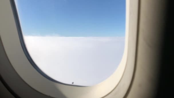 Olhando Pela Janela Avião Enquanto Voa Acima Das Nuvens — Vídeo de Stock