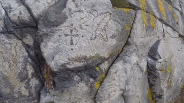 Tento Rytíř Templar Rock Carving Byl Nalezen Místním Balvanu — Stock video