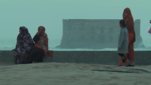 Mujeres Marroquíes Sientan Frente Casa Del Mar Tarfaya Monumento Ruinas — Vídeo de stock