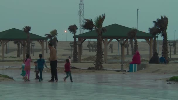 Niños Jugando Una Plaza Tarfaya Sahara Marroquí — Vídeos de Stock