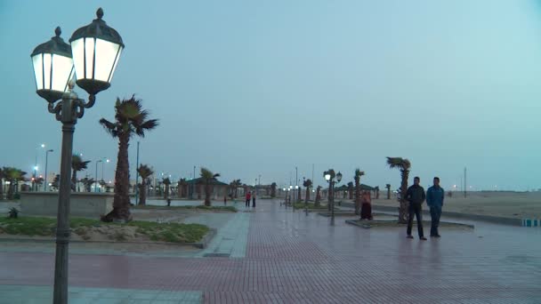 Habitantes Tarfaya Haciendo Paseo Nocturno Frente Playa Sahara Marroquí — Vídeos de Stock