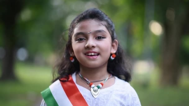 Una Linda Niña India Sonríe Ríe Cámara Con Bandera Tricolor — Vídeos de Stock