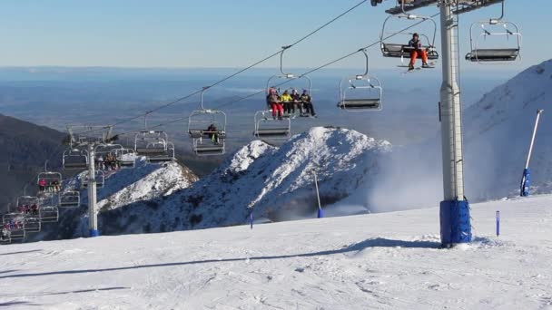 Ein Tag Schnee Mit Dem Sessellift Bewegung Während Hintergrund Die — Stockvideo