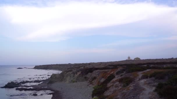 青い海と澄んだ空と美しい島の海岸線の滑らかなパンニングショット スペインのタバルカ — ストック動画
