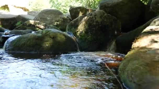 Filmado Distrito Pico Lanzamiento Deslizante Del Río Que Fluye Medida — Vídeos de Stock