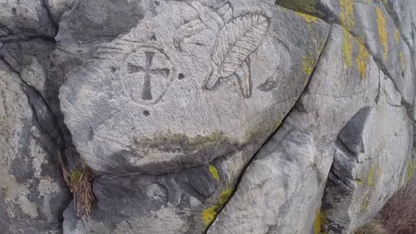 Ten Rycerz Templar Rock Carving Został Znaleziony Miejscowym Głazie — Wideo stockowe