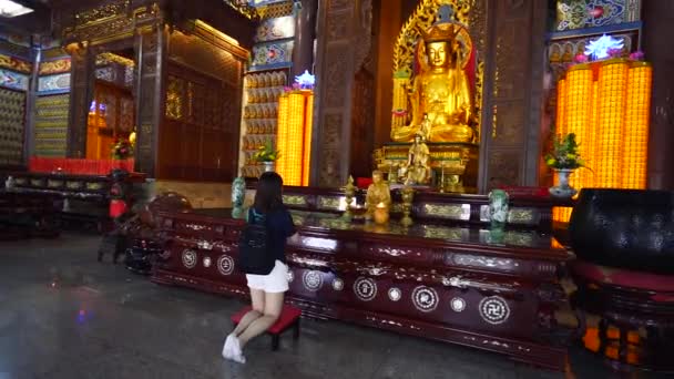 Chica Asiática Rezando Santuario Del Templo Budista Kek Lok Penang — Vídeos de Stock