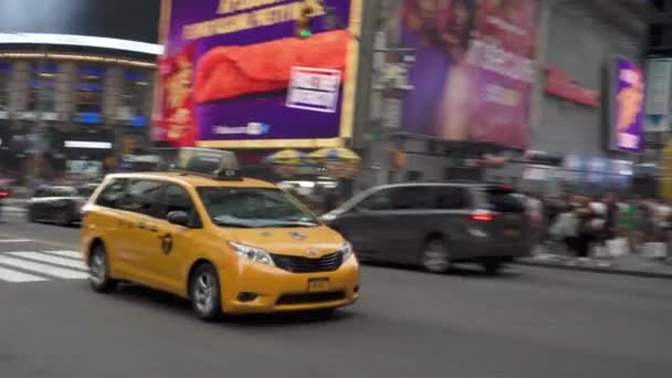 Taxi Jaune Passant Sur Rue Animée New York — Video