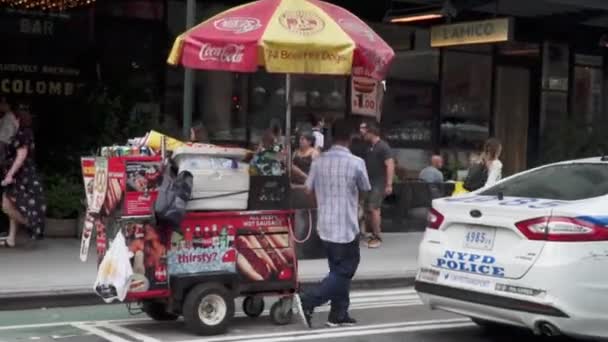 Vendedor Ambulante Caminando Por Calle Nueva York Con Carro — Vídeos de Stock