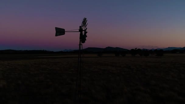 日落时分绕着风车飞舞 — 图库视频影像