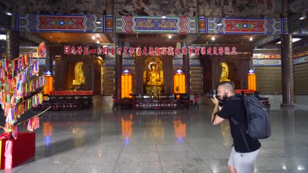 Ταξιδιωτικός Φωτογράφος Στο Βουδιστικό Ναό — Αρχείο Βίντεο