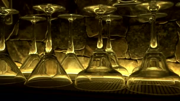 Kamera Jól Megvilágított Koktélpoharakat Készített Bárpolcokon Kőfalnak Támasztva Lassú Mozgás — Stock videók