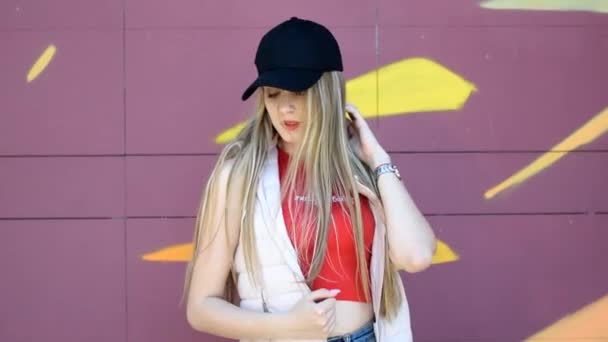 Joven Mujer Caucásica Con Gorra Béisbol Negra Posando Para Una — Vídeo de stock