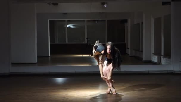 Молода Красива Жінка Танцює Танцювальній Студії — стокове відео