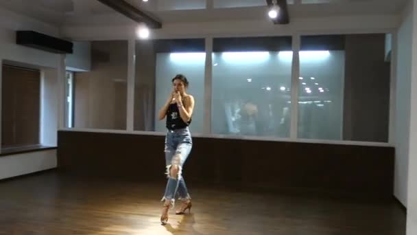 Молода Красива Жінка Танцює Танцювальній Студії — стокове відео