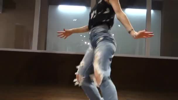 Νεαρή Όμορφη Γυναίκα Χορεύει Στην Σχολή Χορού — Αρχείο Βίντεο