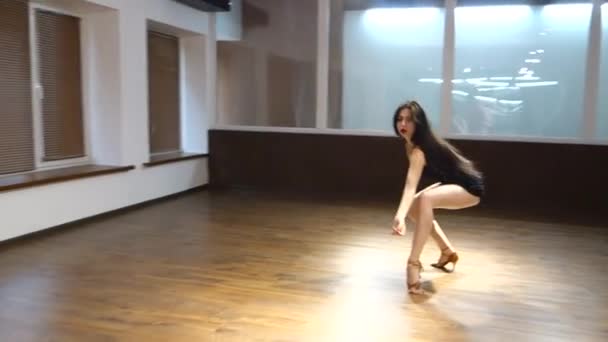 Jovem Bela Mulher Dança Estúdio Dança — Vídeo de Stock