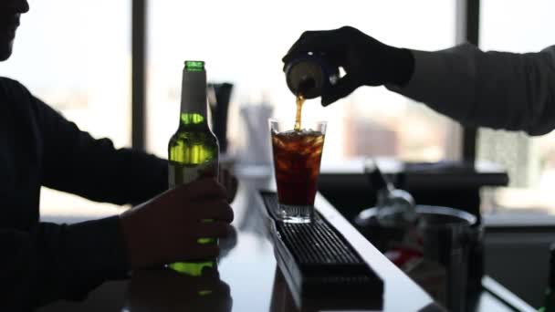 Barman Servindo Uma Bebida — Vídeo de Stock