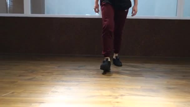 Молодий Красивий Чоловік Танцюрист Виконує Ходи Танцювальній Студії — стокове відео