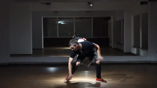 Młody Przystojny Mężczyzna Tancerz Wykonuje Ruchy Taniec Studio — Wideo stockowe