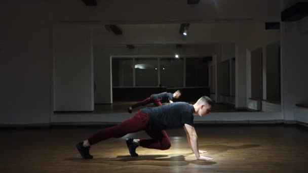 Νεαρός Όμορφος Χορευτής Ερμηνεύει Κινήσεις Στούντιο Χορού — Αρχείο Βίντεο
