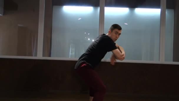 Jovem Homem Bonito Dançarino Executa Movimentos Estúdio Dança — Vídeo de Stock