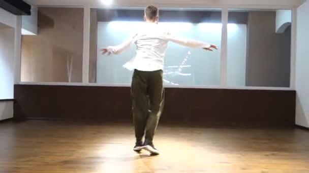 Νεαρός Όμορφος Χορευτής Ερμηνεύει Κινήσεις Στούντιο Χορού — Αρχείο Βίντεο