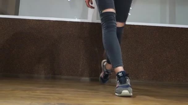 Νεαρή Όμορφη Γυναίκα Χορεύει Στην Σχολή Χορού — Αρχείο Βίντεο