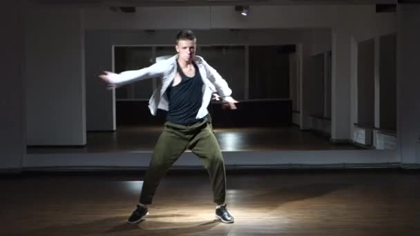 Joven Hombre Guapo Bailarín Realiza Movimientos Estudio Baile — Vídeos de Stock