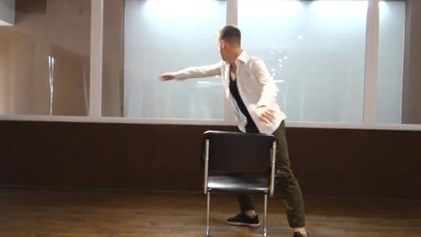 Młody Przystojny Mężczyzna Tancerz Wykonuje Ruchy Taniec Studio — Wideo stockowe