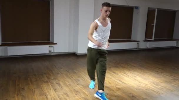 Jovem Homem Bonito Dançarino Executa Movimentos Estúdio Dança — Vídeo de Stock