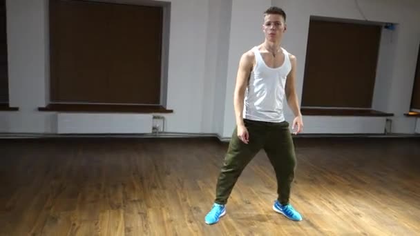 Молодой Красавец Танцует Танцевальной Студии — стоковое видео