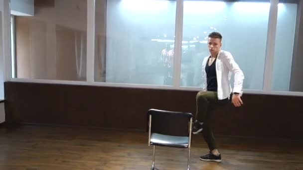 Jeune Homme Beau Danseur Effectue Des Mouvements Dans Studio Danse — Video