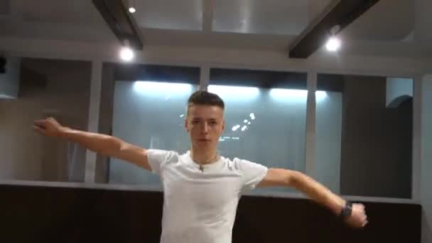 Jeune Homme Beau Danseur Effectue Des Mouvements Dans Studio Danse — Video