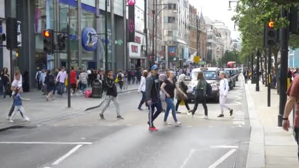 Lidé Přecházející Ulice Londýně Velká Británie — Stock video