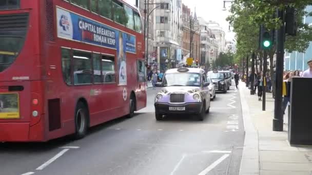 Londres Tráfico Taxis Autobuses Icónicos Durante Hora Punta — Vídeos de Stock