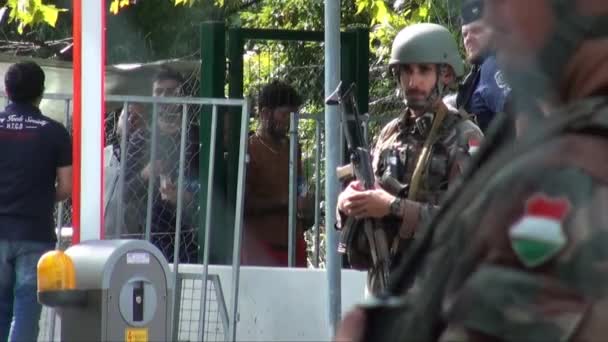 Ουγγαρία Σεπτέμβριος 2015 Στρατιώτες Φρουρούν Τουφέκια Στο Κλειστό Συνοριακό Σημείο — Αρχείο Βίντεο