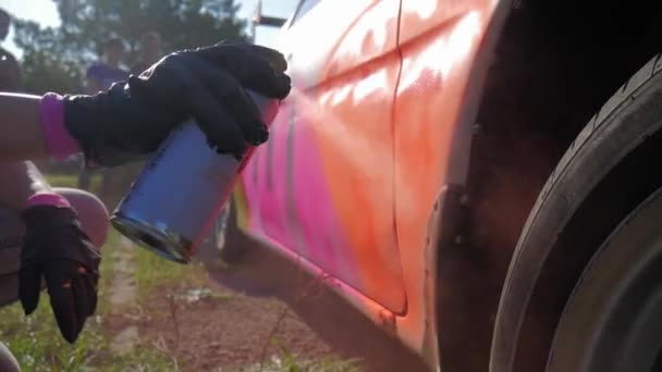 Spray Het Schilderen Van Zijkant Van Een Auto Slow Motion — Stockvideo