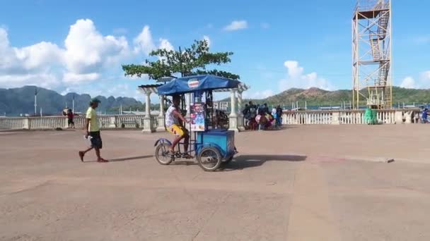 スローモーションでフィリピンの島を通り過ぎるアイスクリーム ヴァン — ストック動画
