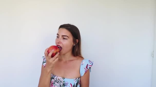 Schönes Mädchen Beißt Apfel Sommer Outfit — Stockvideo